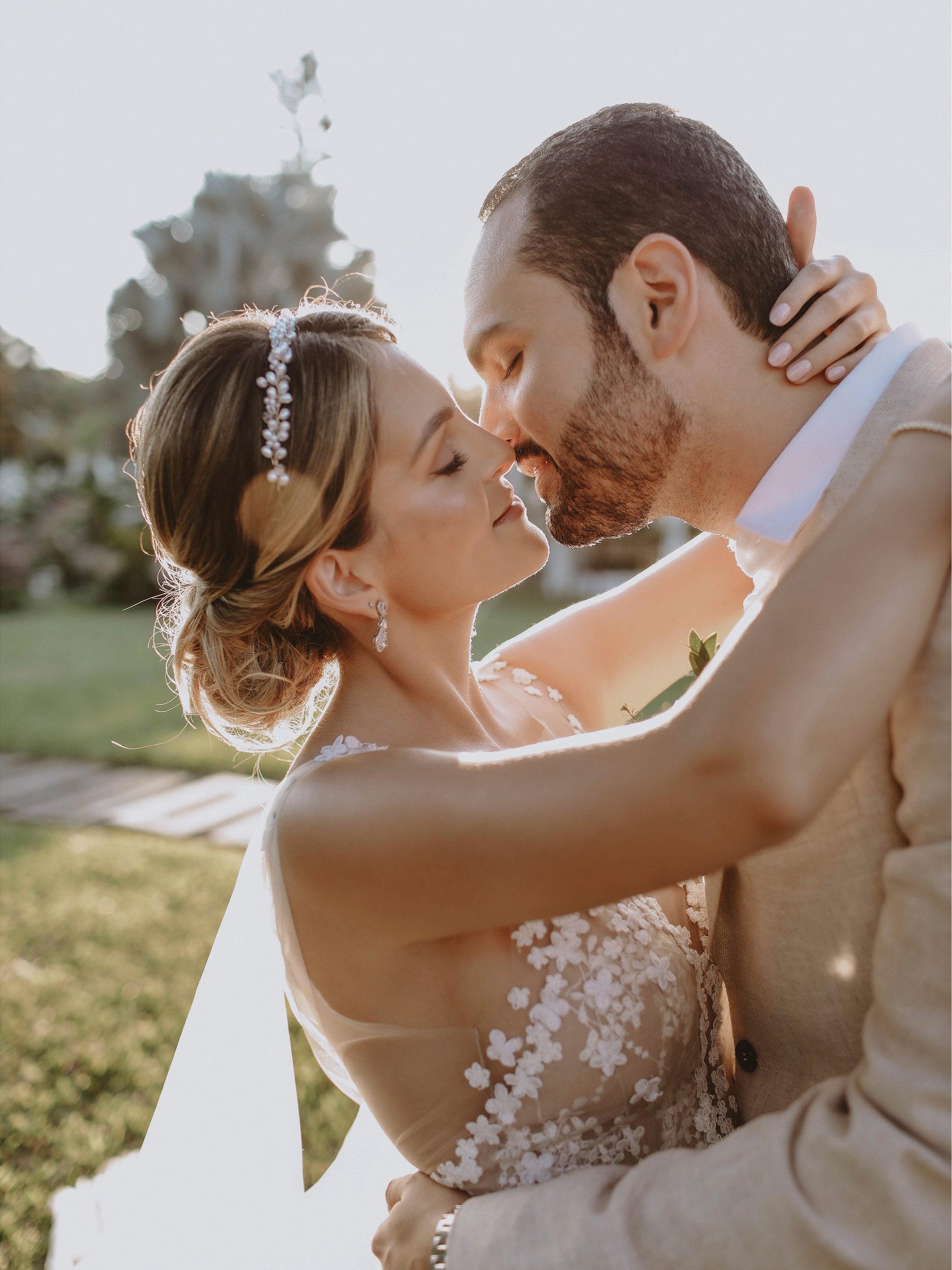 Celebraciones — pareja de novios al atardecer